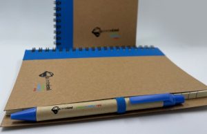 Offrez un cadeau d’entreprise utile et respectueux de l’environnement avec cet ensemble bloc-notes et stylo éco-responsables. Fabriqué à partir de matériaux recyclés, cet ensemble reflète les valeurs éthiques de votre entreprise tout en offrant un outil pratique pour vos collaborateurs et partenaires. Un excellent choix pour renforcer votre image de marque et sensibiliser vos clients à l’importance de la durabilité, tout en marquant la fin d’année avec style.