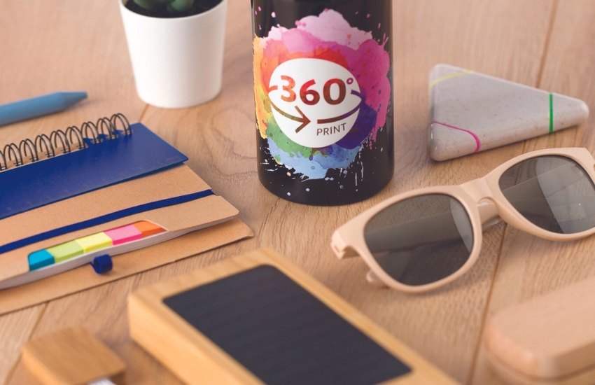 Objets publicitaires personnalisés : gourde imprimée, lunettes de soleil, bloc-notes et accessoires de bureau