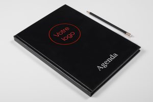 Cet agenda noir en cuir est le cadeau parfait pour vos clients ou collaborateurs à l’approche des fêtes de fin d’année. Personnalisé avec votre logo, il associe élégance et praticité, offrant à vos partenaires un outil indispensable pour bien débuter la nouvelle année. Ce cadeau utile renforcera la présence de votre marque au quotidien tout en apportant une touche professionnelle à chaque réunion.