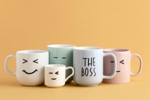 Un assortiment de tasses personnalisées avec des émoticônes amusantes, parfaites pour surprendre vos équipes lors des fêtes de fin d’année.