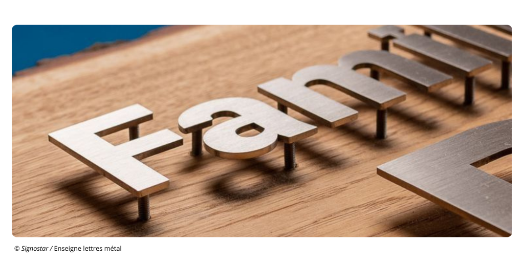 Enseigne en lettres métalliques relief posées sur support bois naturel, finition acier brossé pour signalétique haut de gamme