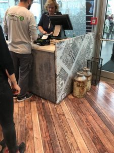 Comptoir relooké avec adhésifs décoratifs effet béton et carreaux de ciment dans un commerce à Strasbourg