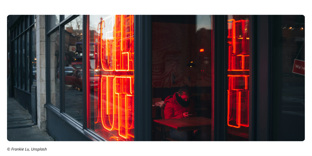 Enseigne lumineuse rouge visible en vitrine pour commerce à Strasbourg