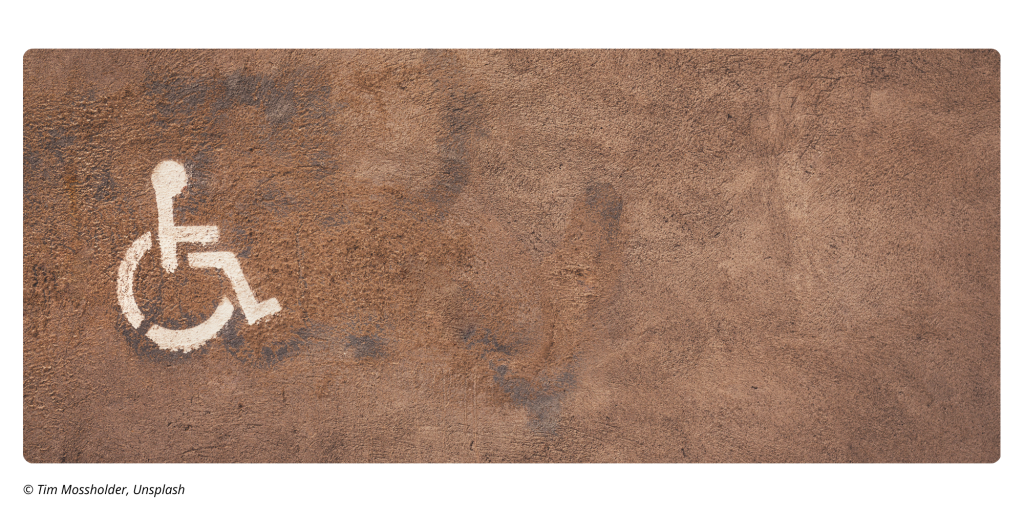 Marquage au sol PMR indiquant un accès handicapé pour établissement à Strasbourg