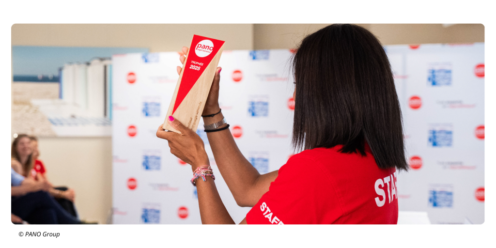 Trophée personnalisé en bois et impression rouge pour événement professionnel à Strasbourg
