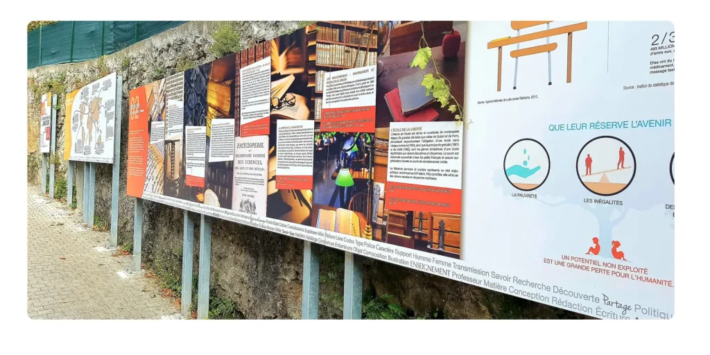 Signalétique extérieure sur panneau d’information grand format
